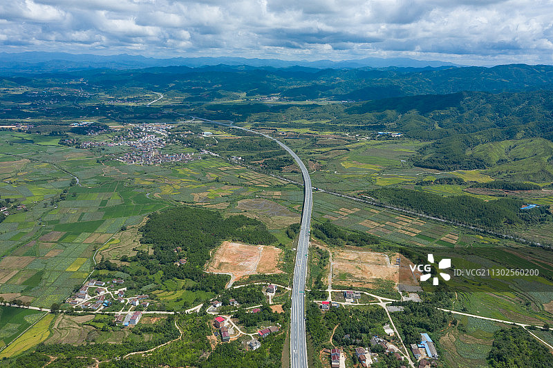 航拍江西郊外自然风光与道路图片素材