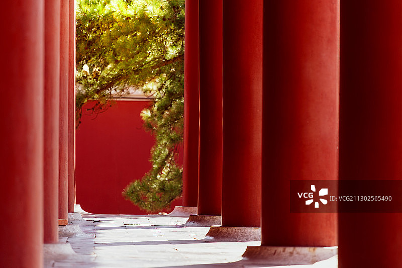古建筑里的红色柱子图片素材