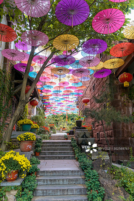 山东沂南红石滩景区中漂亮的油纸伞图片素材