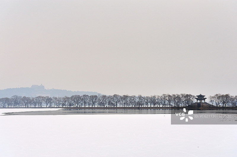 雪后颐和园西堤的练桥图片素材