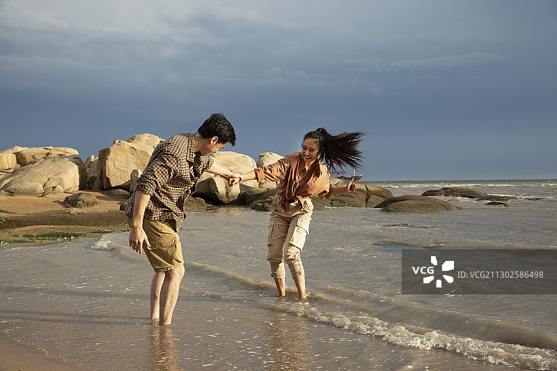 浪漫情侣海边嬉戏旅行度假图片素材