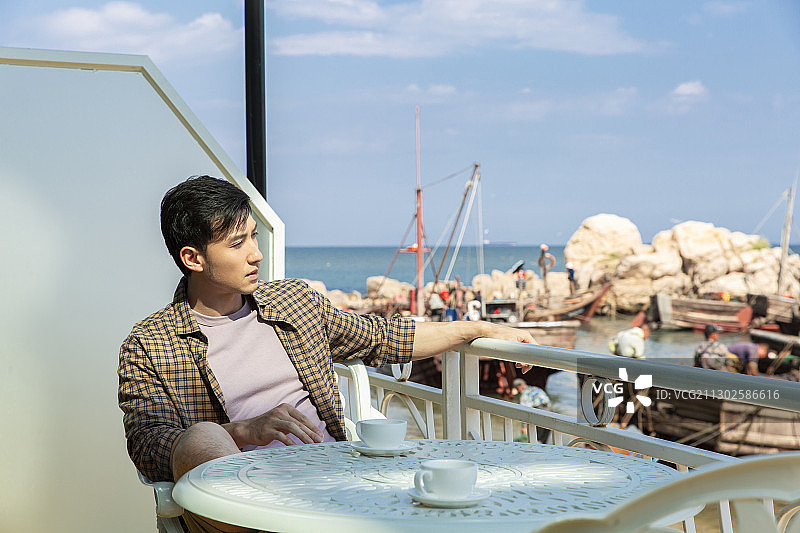 青年男子在海边旅行度假喝咖啡图片素材