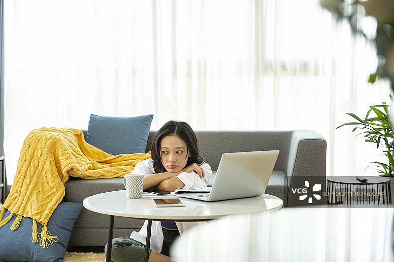 青年女子在客厅居家远程办公图片素材