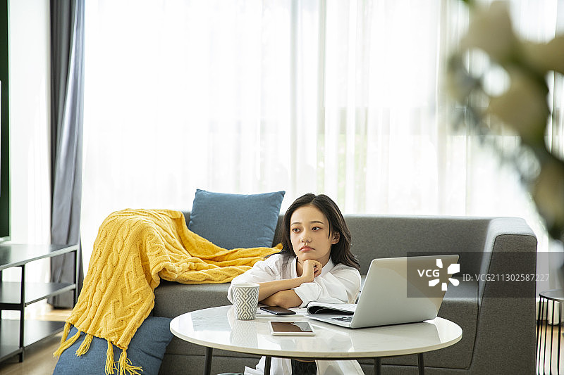 青年女子在客厅居家远程办公图片素材