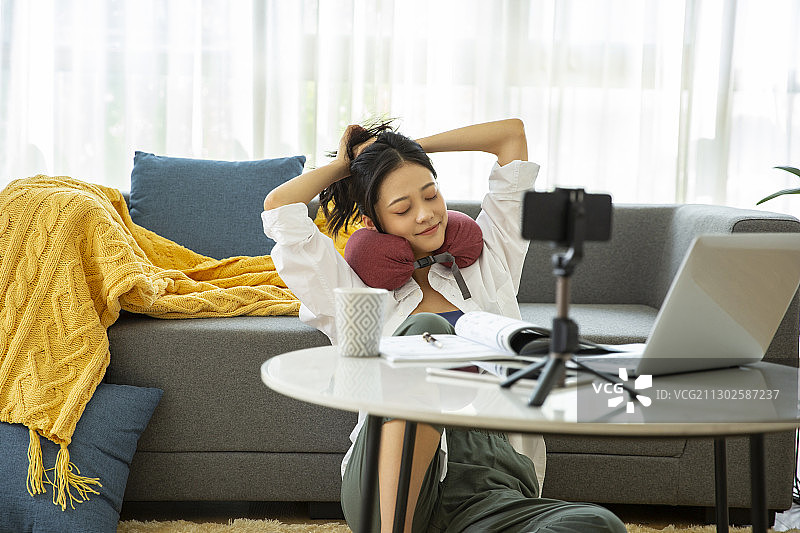 青年女子在客厅远程办公直播视频图片素材