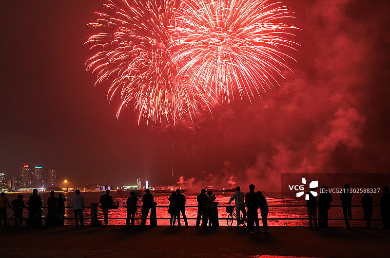 观看焰火图片素材