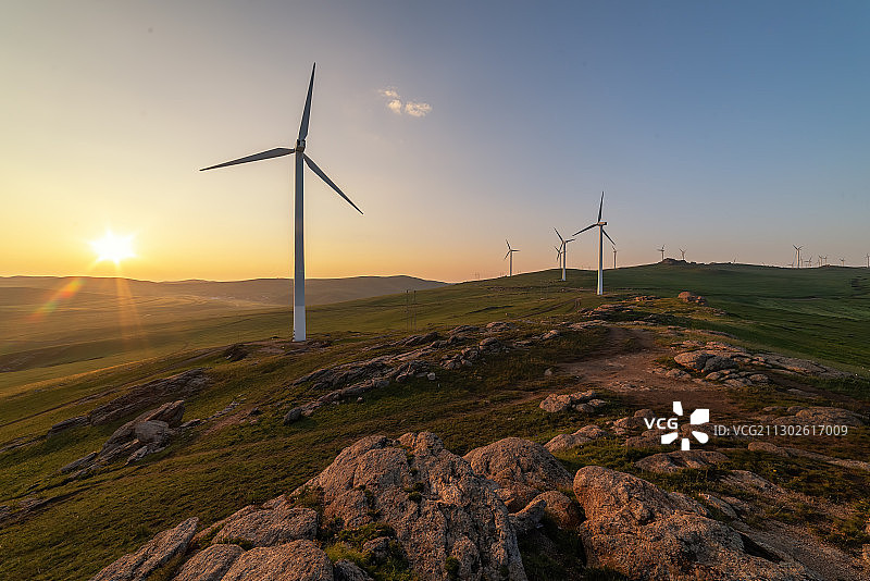 内蒙古锡林浩特草原山顶风力发电图片素材
