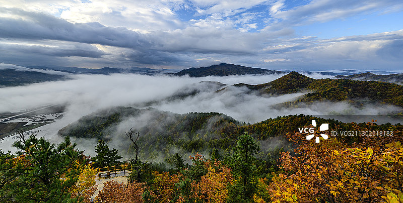 奔放的云雾萦绕在绚丽的五花山中图片素材