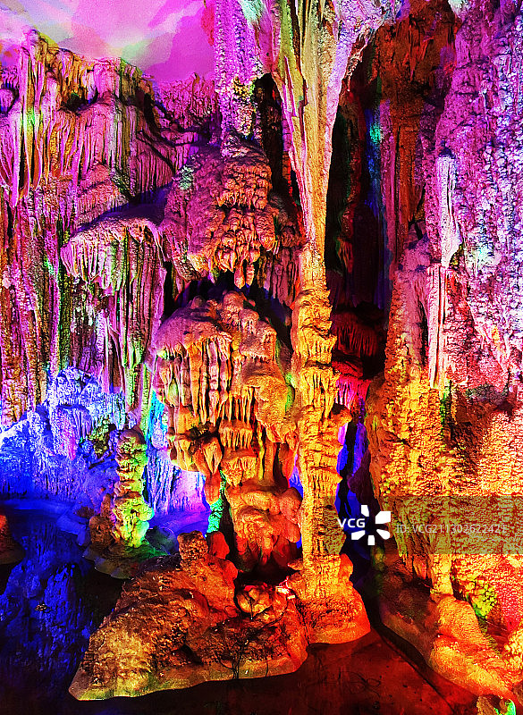 广西柳州都乐公园多姿多彩的钟乳石图片素材