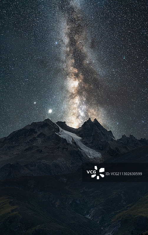 遇见格聂雪山。忘记繁杂的生活，去遇见最美的雪山与最好的星辰。图片素材