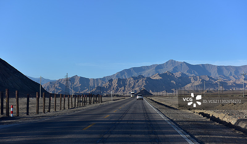 青海省海西格尔木昆仑山脉西北风光青藏公路109国道图片素材