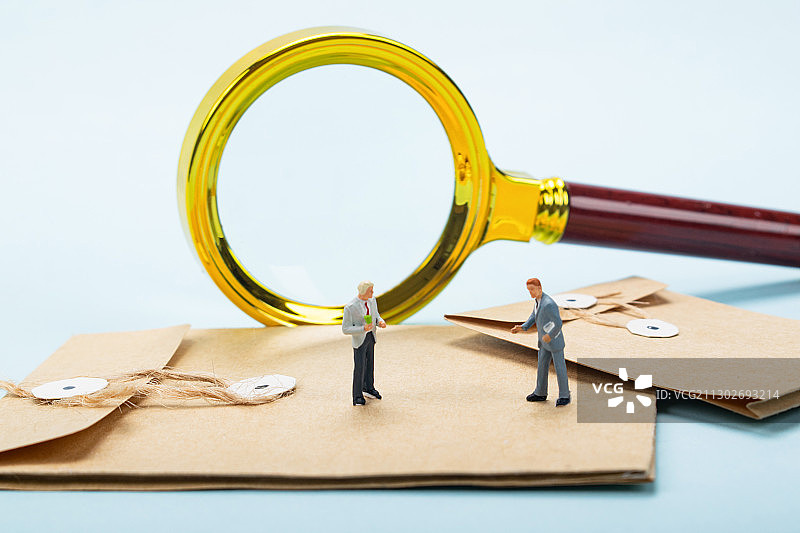 西装男性侦探在思考秘密档案调查真相刑侦推理小说图片素材