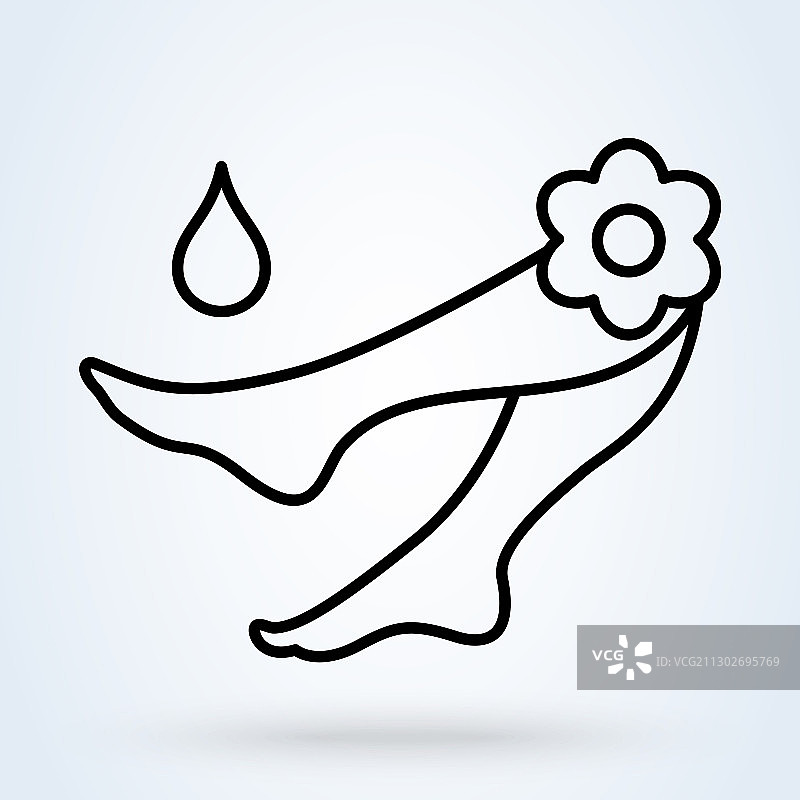 足疗SPA：女性在水中享受足部护理图片素材