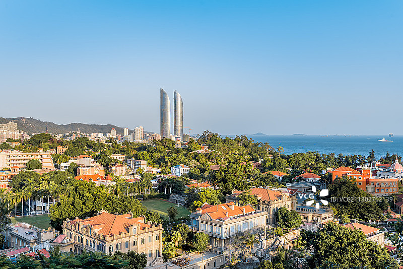 中国福建厦门双子塔和鼓浪屿晴天风光图片素材