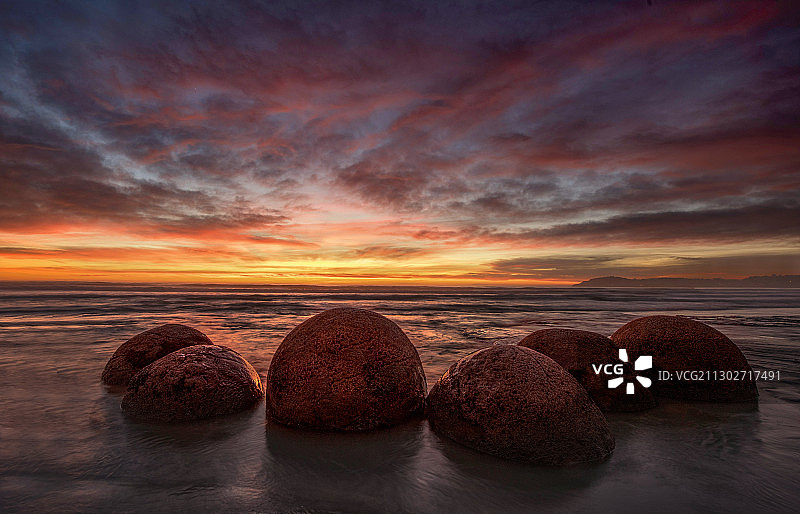 大圆石与朝霞图片素材