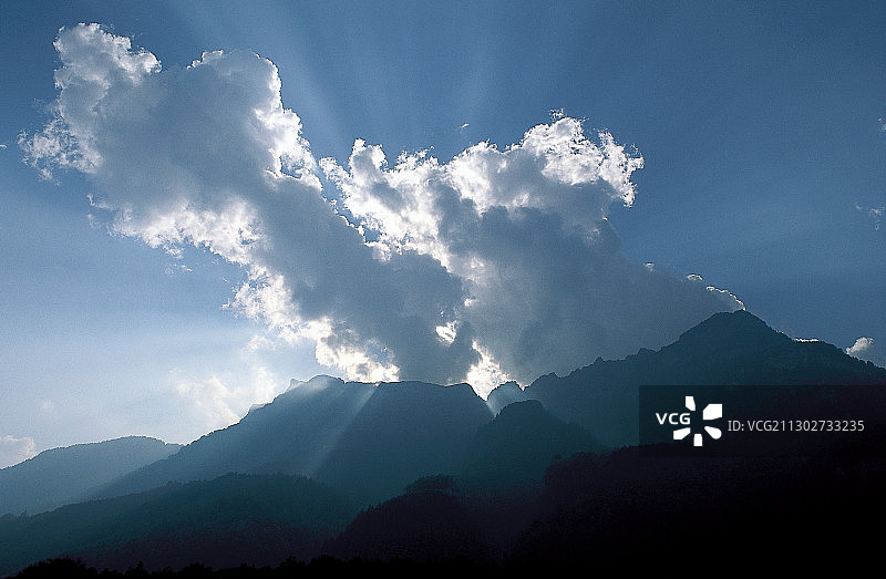 瑞士提契诺山区雷雨云图片素材