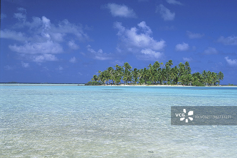 蓝色天空下的莫图岛，兰吉罗阿环礁，法属波利尼西亚，南太平洋，大洋洲图片素材