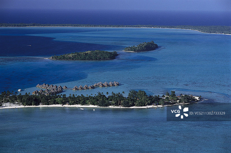 波拉波拉莫阿纳海滩酒店的棕榈滩和水上小屋景色，法属波利尼西亚，大洋洲图片素材