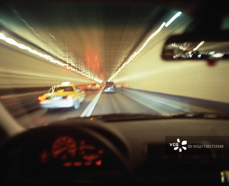 透过汽车挡风玻璃看曼哈顿隧道，美国纽约市图片素材