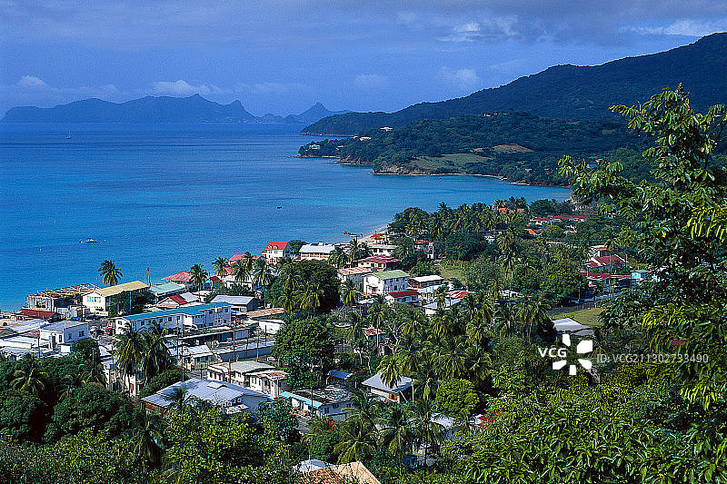 阳光下希尔斯伯勒村的海滨，格林纳达卡里亚库岛图片素材