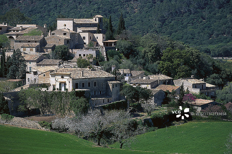 西班牙马略卡岛特拉蒙塔纳田园风光中的东方村庄图片素材