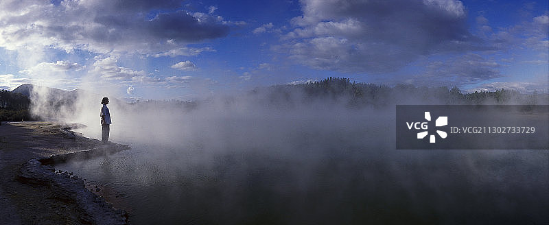 怀欧塔普地热仙境的香槟池，位于新西兰北岛罗托鲁阿附近图片素材