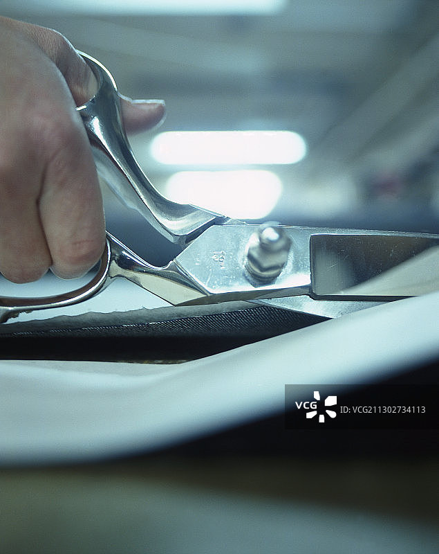 在意大利用剪刀裁剪牛仔裤面料图片素材