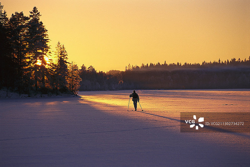 瑞典西约特兰省冰冻湖面上的越野滑雪图片素材