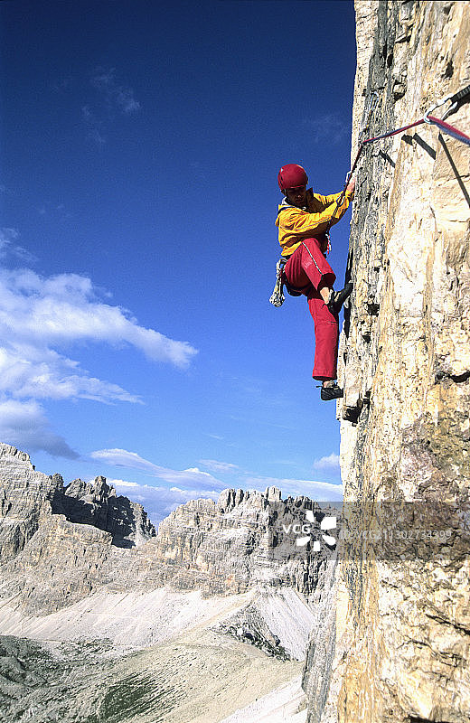 意大利多洛米蒂山区三峰的男子攀岩者图片素材