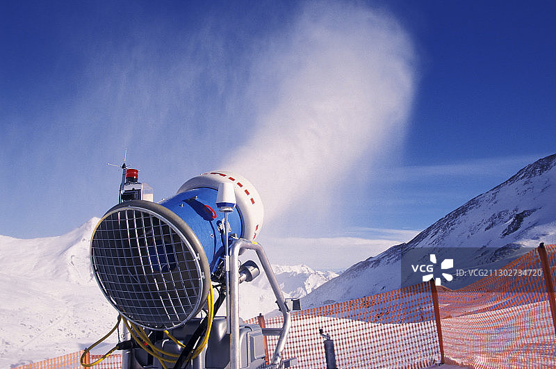 奥地利蒂罗尔州伊施格尔山坡上的造雪机图片素材