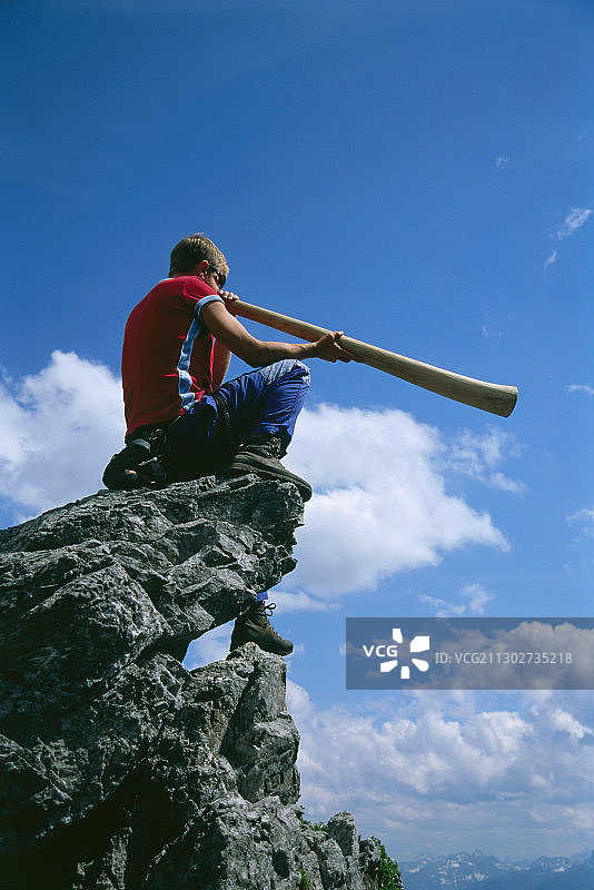 男人在奥地利萨尔茨堡演奏迪吉里杜管图片素材
