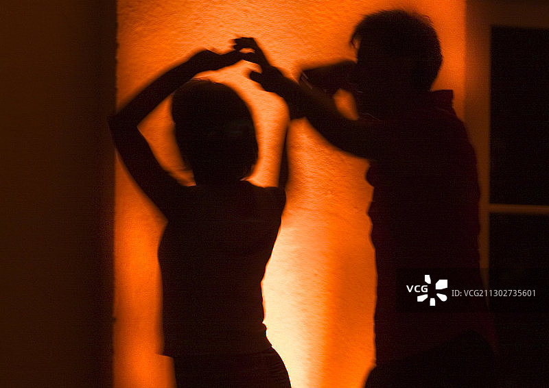 情侣跳莎莎舞的剪影，在德国慕尼黑图片素材