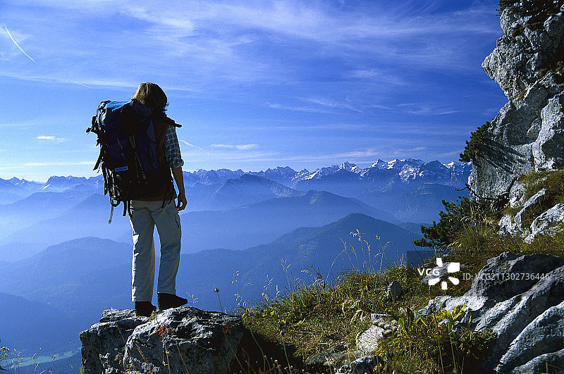 徒步，贝内迪克滕万德，女人和山景，巴伐利亚图片素材