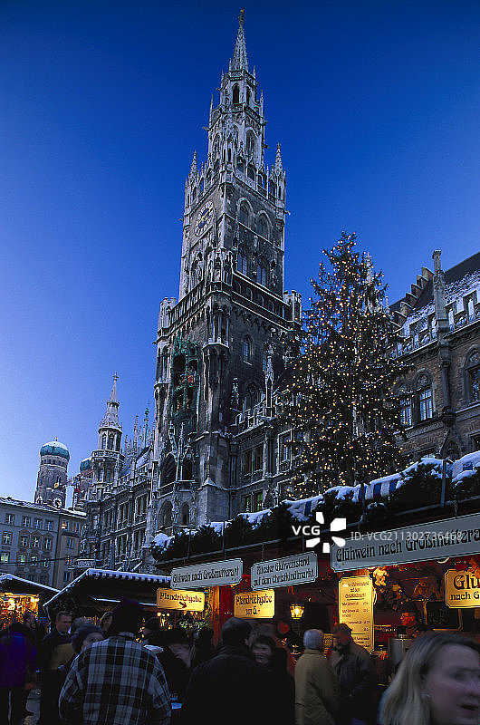 德国巴伐利亚慕尼黑玛利亚广场的圣诞集市与市政厅图片素材