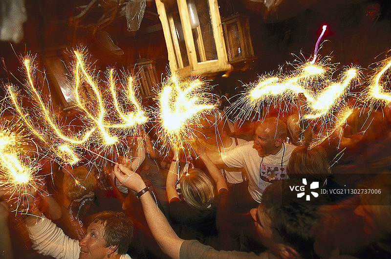 在奥地利卢泽拉姆滑雪后派对上燃放烟花的人们图片素材