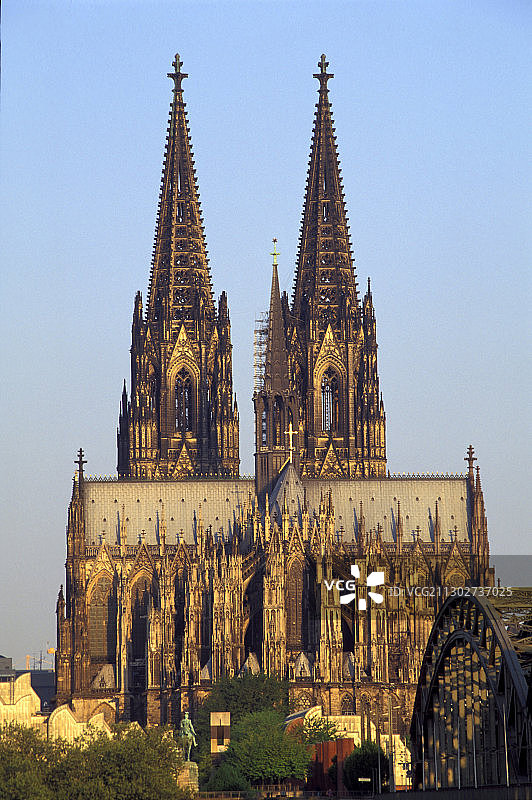 阳光下的科隆大教堂，位于德国北莱茵-威斯特法伦州科隆图片素材