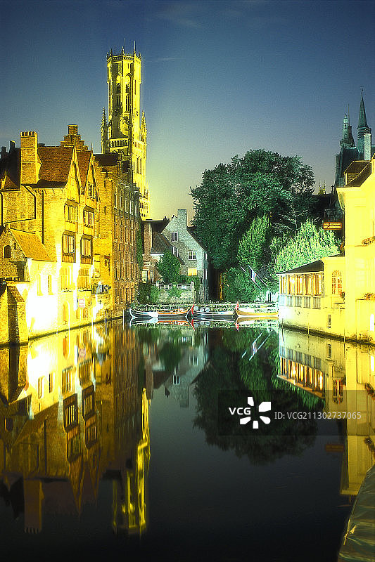 罗森霍德凯，在拂晓时分眺望布鲁日钟楼，位于比利时弗兰德斯图片素材