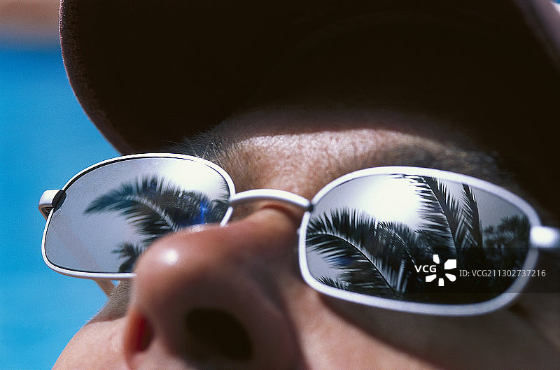 意大利撒丁岛，马格里特堡，太阳镜中棕榈树的倒影图片素材