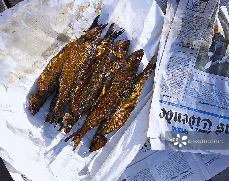报纸上的熏鲱鱼，丹麦博恩霍尔姆图片素材
