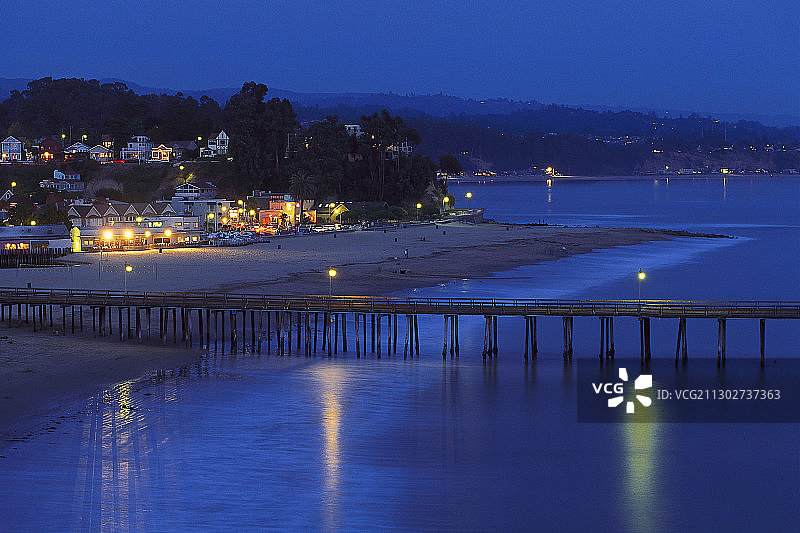 美国加利福尼亚州圣克鲁斯海滩上的照明房屋和卡皮托拉海滩码头图片素材