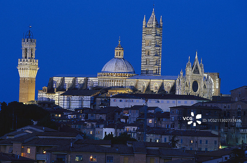 夜晚的锡耶纳大教堂图片素材