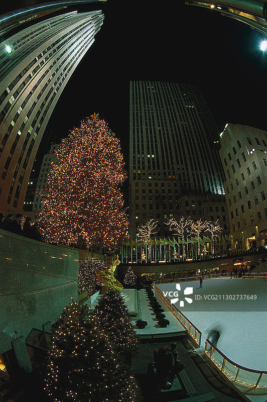 美国纽约曼哈顿洛克菲勒中心前的溜冰场图片素材