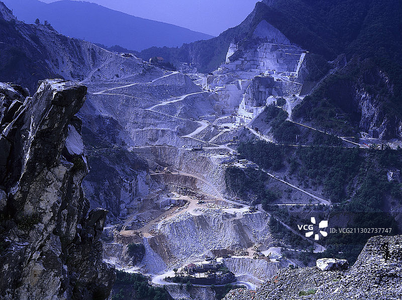 意大利托斯卡纳卡拉拉附近科隆纳塔的阿普阿内阿尔卑斯山采石场图片素材