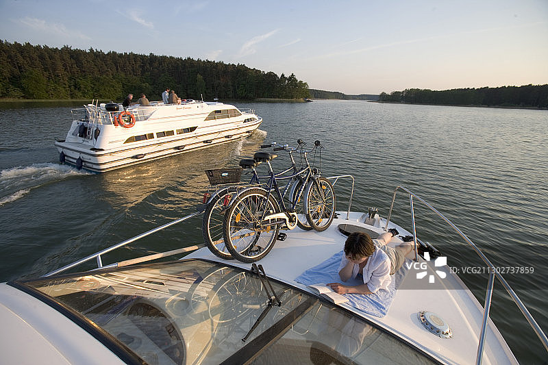 在船屋弓上放松，位于德国梅克伦堡湖区格罗塞尔帕利茨湖图片素材