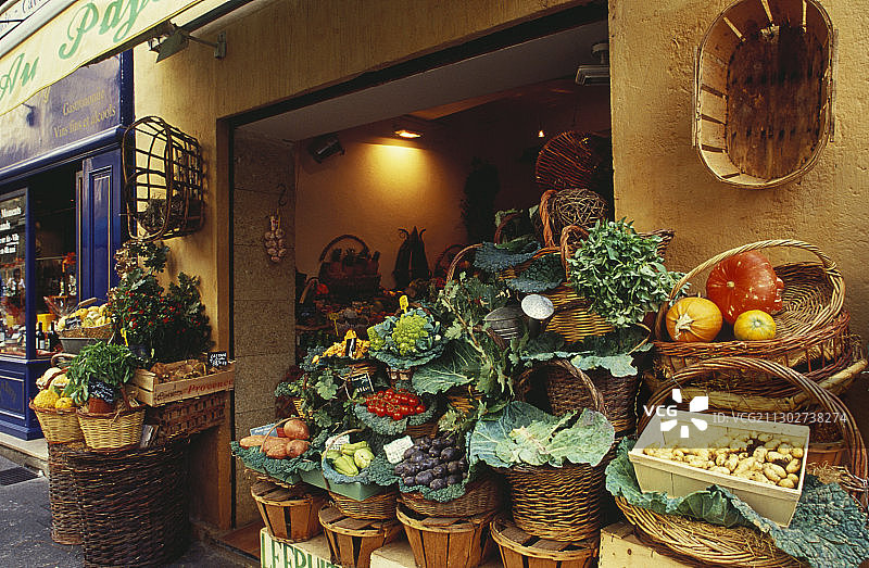 普罗旺斯艾克斯绿色食品店前的展示图片素材