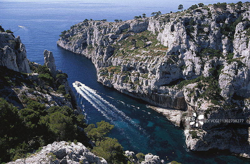 法国普罗旺斯-阿尔卑斯-蓝色海岸岩石海岸和船只图片素材