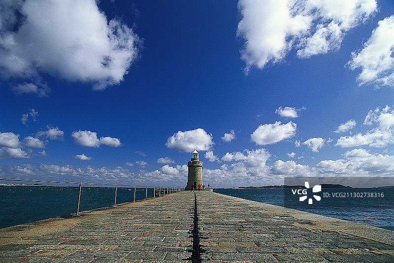 英国格尼海峡群岛圣彼得港灯塔图片素材