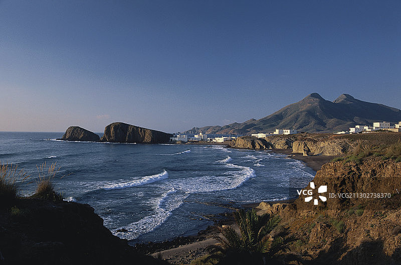 阳光下的海岸村庄，西班牙安达卢西亚加塔角图片素材