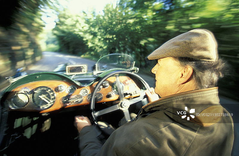 男人驾驶阿斯顿·马丁，泽西岛，海峡群岛，英国图片素材
