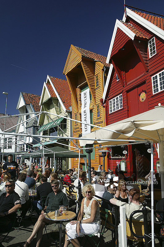 人们坐在街头咖啡馆里，挪威斯塔万格图片素材